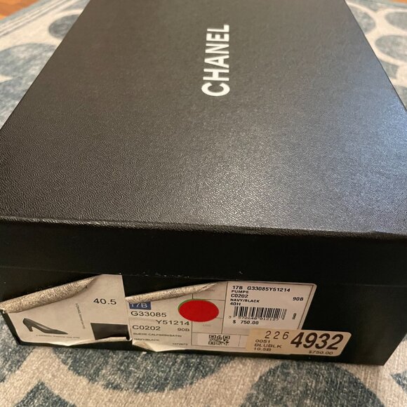 Navy Black Chanel Suede CC Toecap Pumps Size 40 - Picture 4 of 5